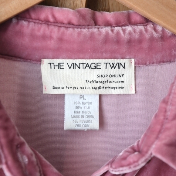 SOLD🥀 The Vintage Twin Velvet Button Down Shirt Rose - Picture 3 of 5